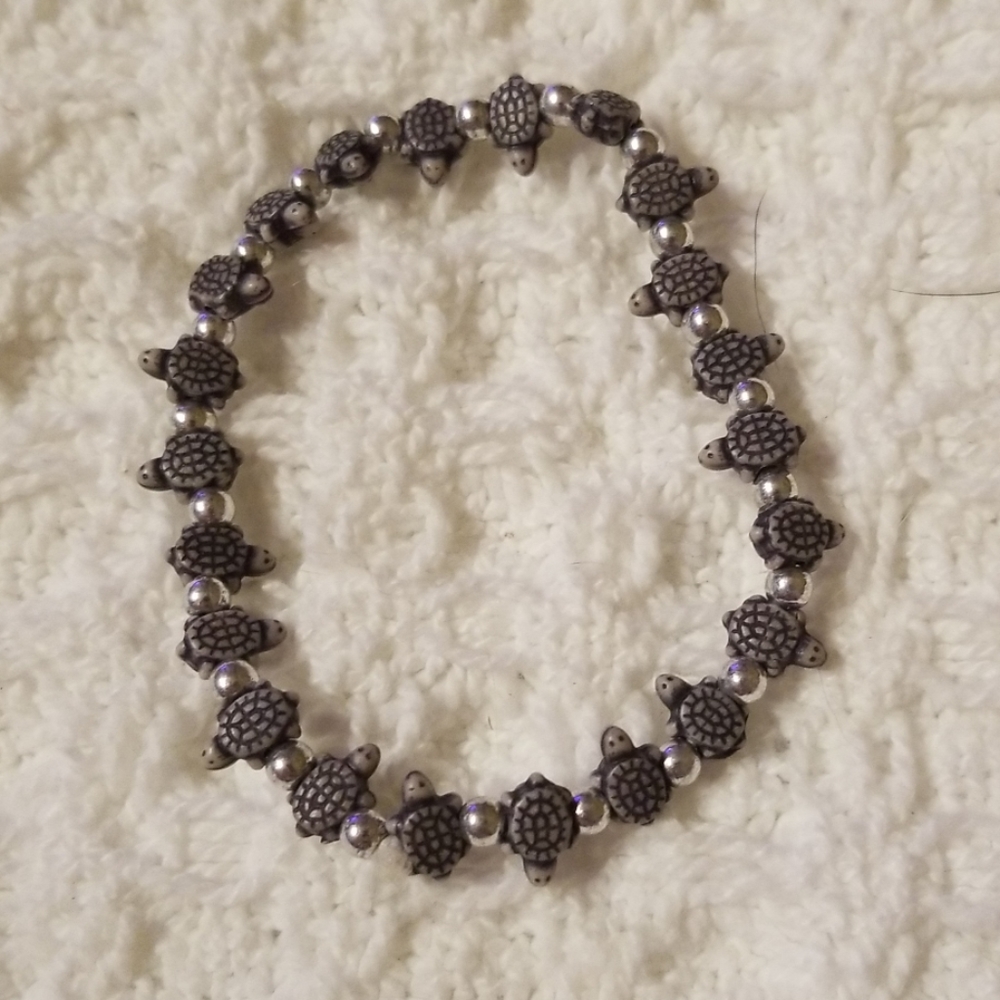 Stretch turtle bracelet